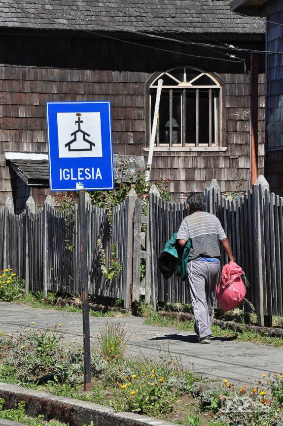 Indicação para a igreja, sempre uma das atrações turísticas (em Achao, na ilha Quinchao,no arquipélago de Chiloé, no sul do Chile)